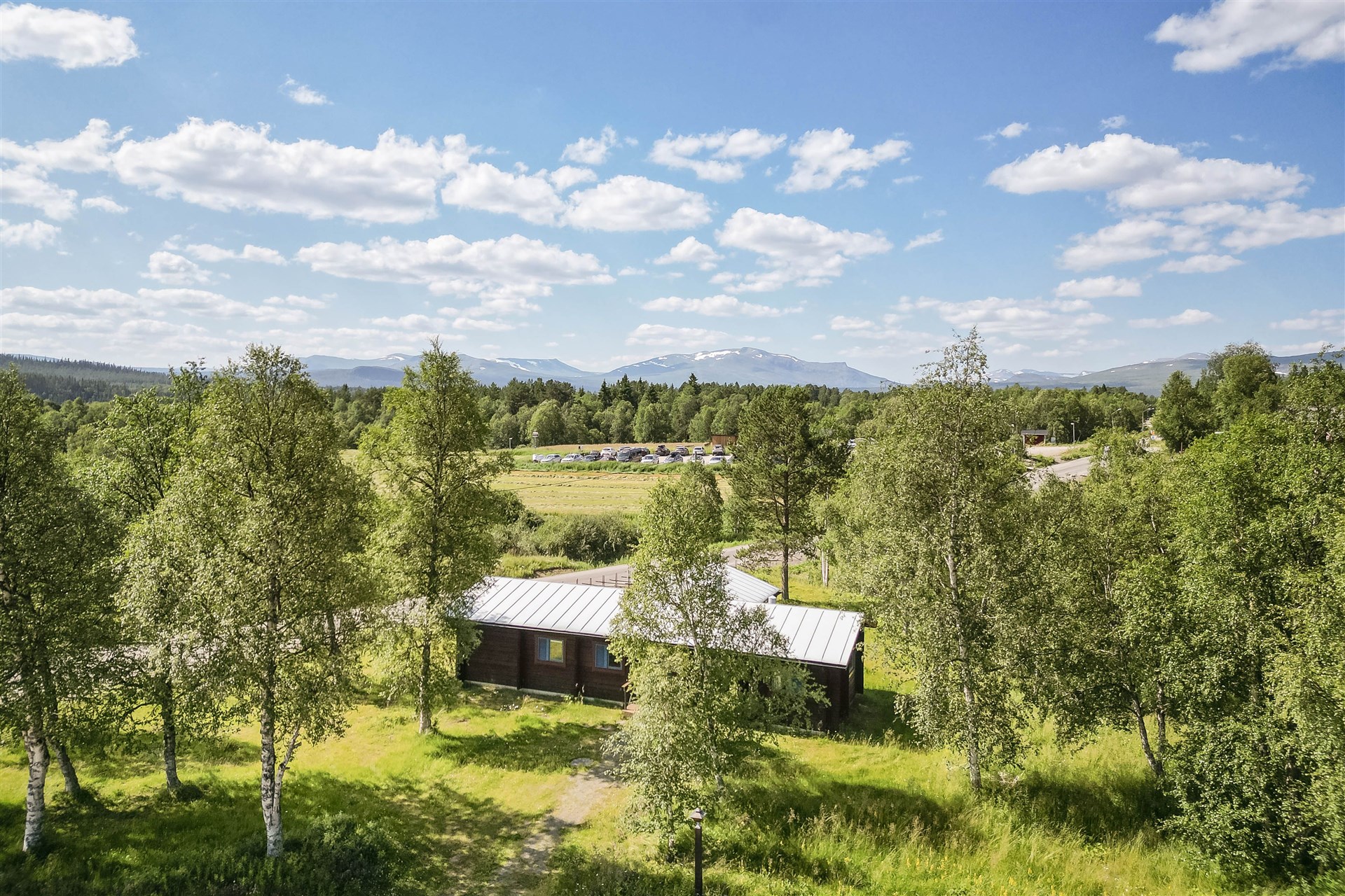 Stugan och närmiljön från luften
