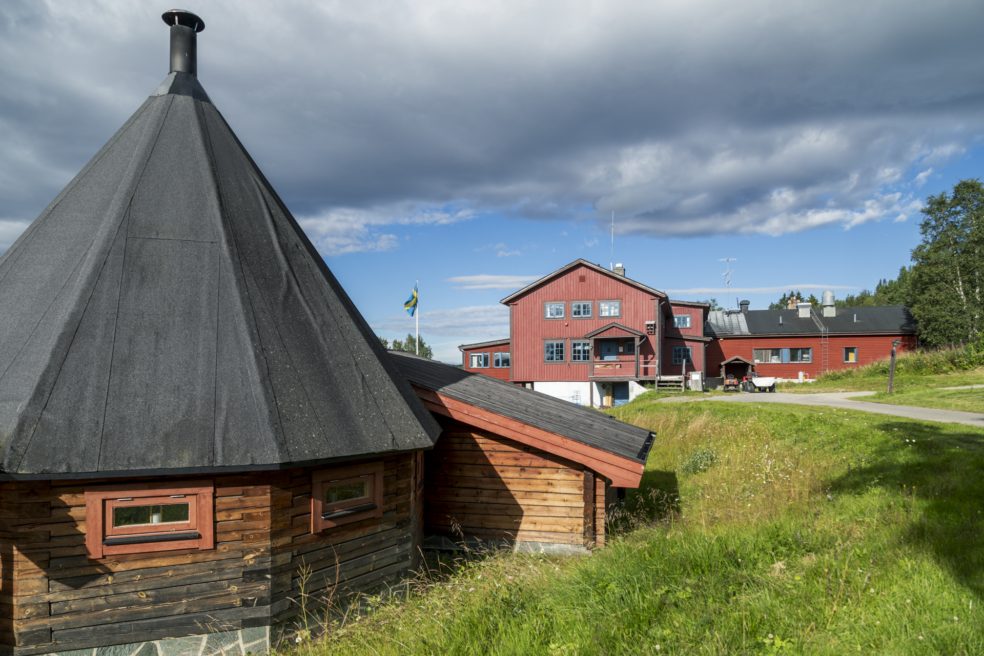 Vålådalens Fjällstation i skymningen