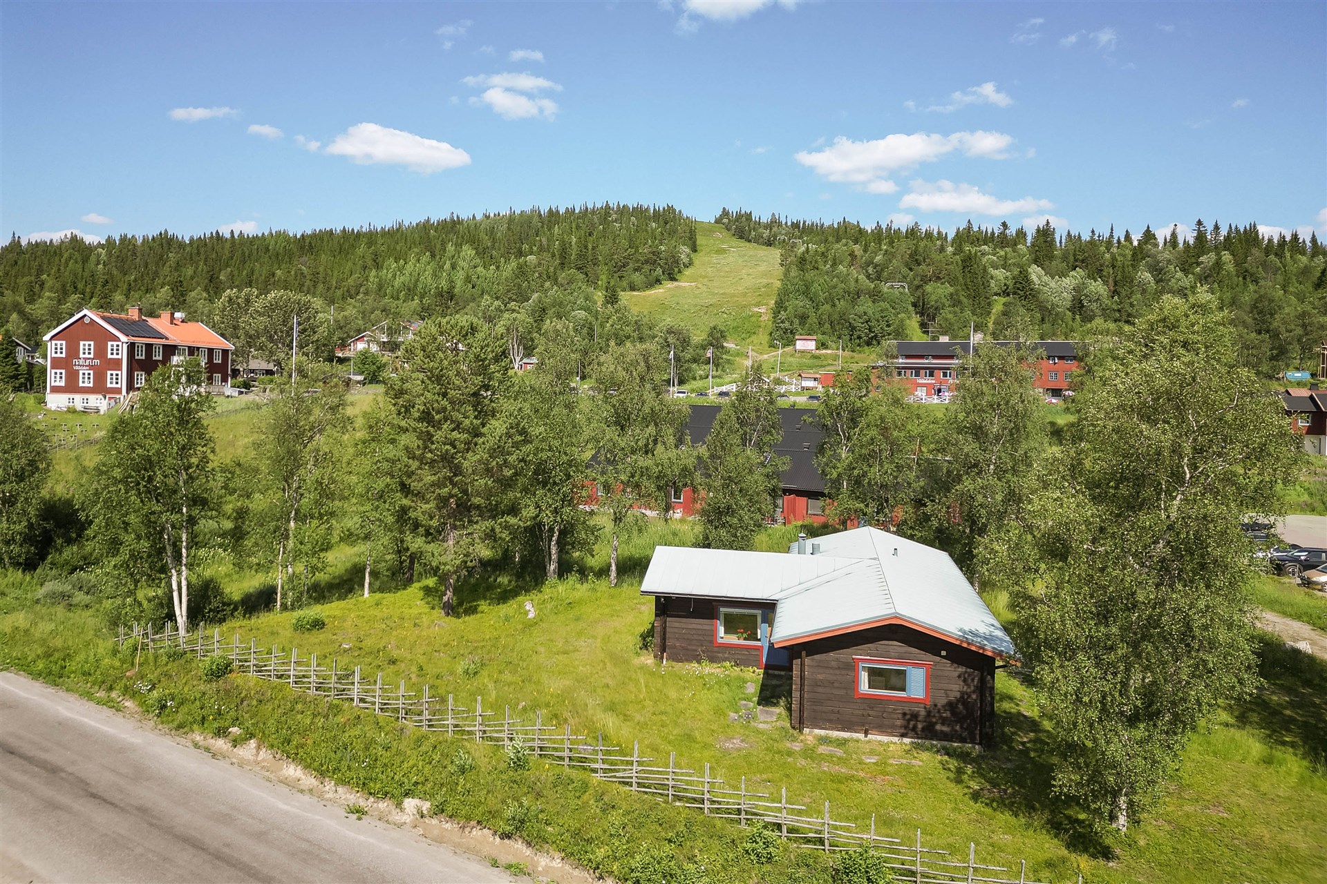 Stugan från luften – närbild
