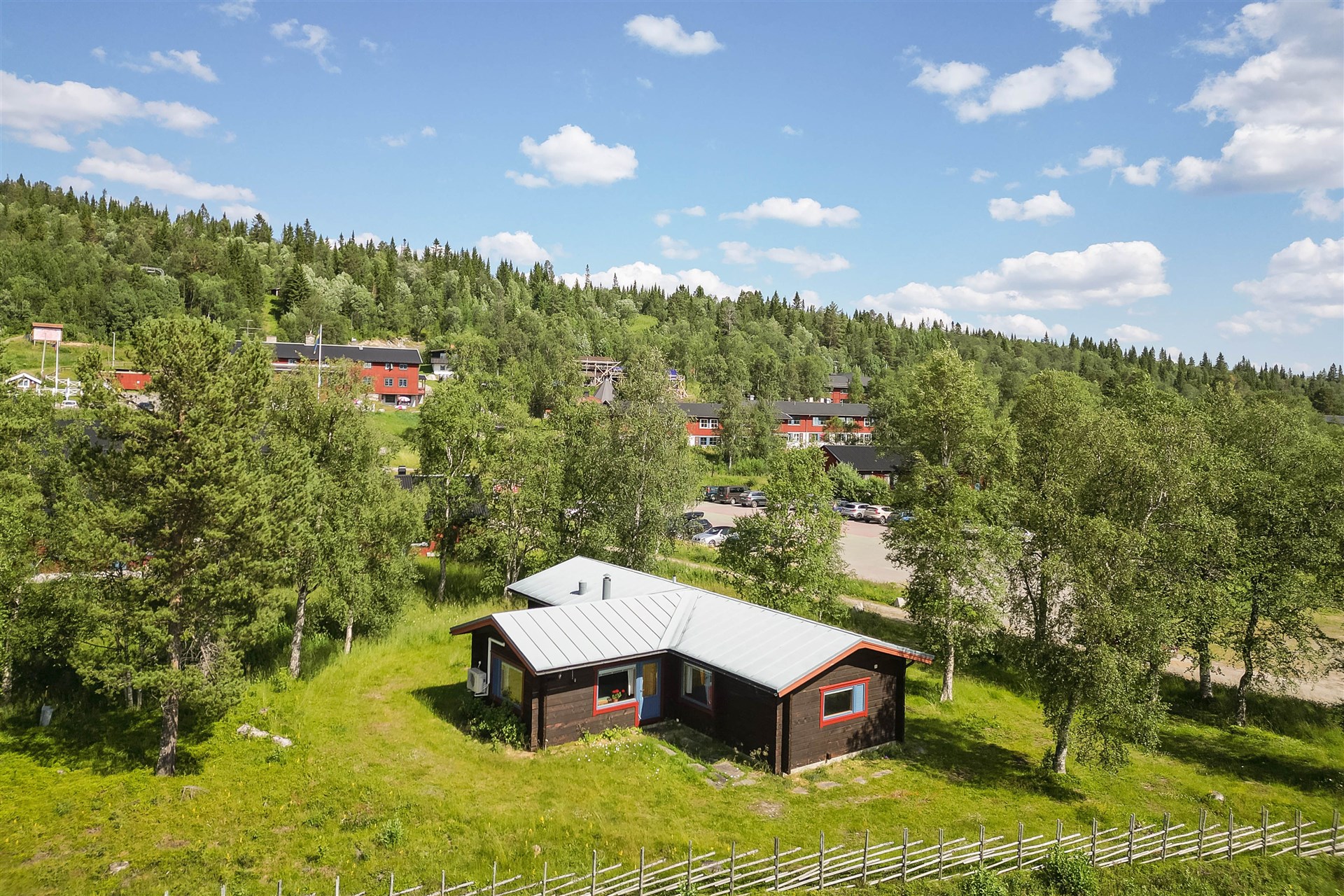 Stugan från ovan med fjäll i bakgrunden