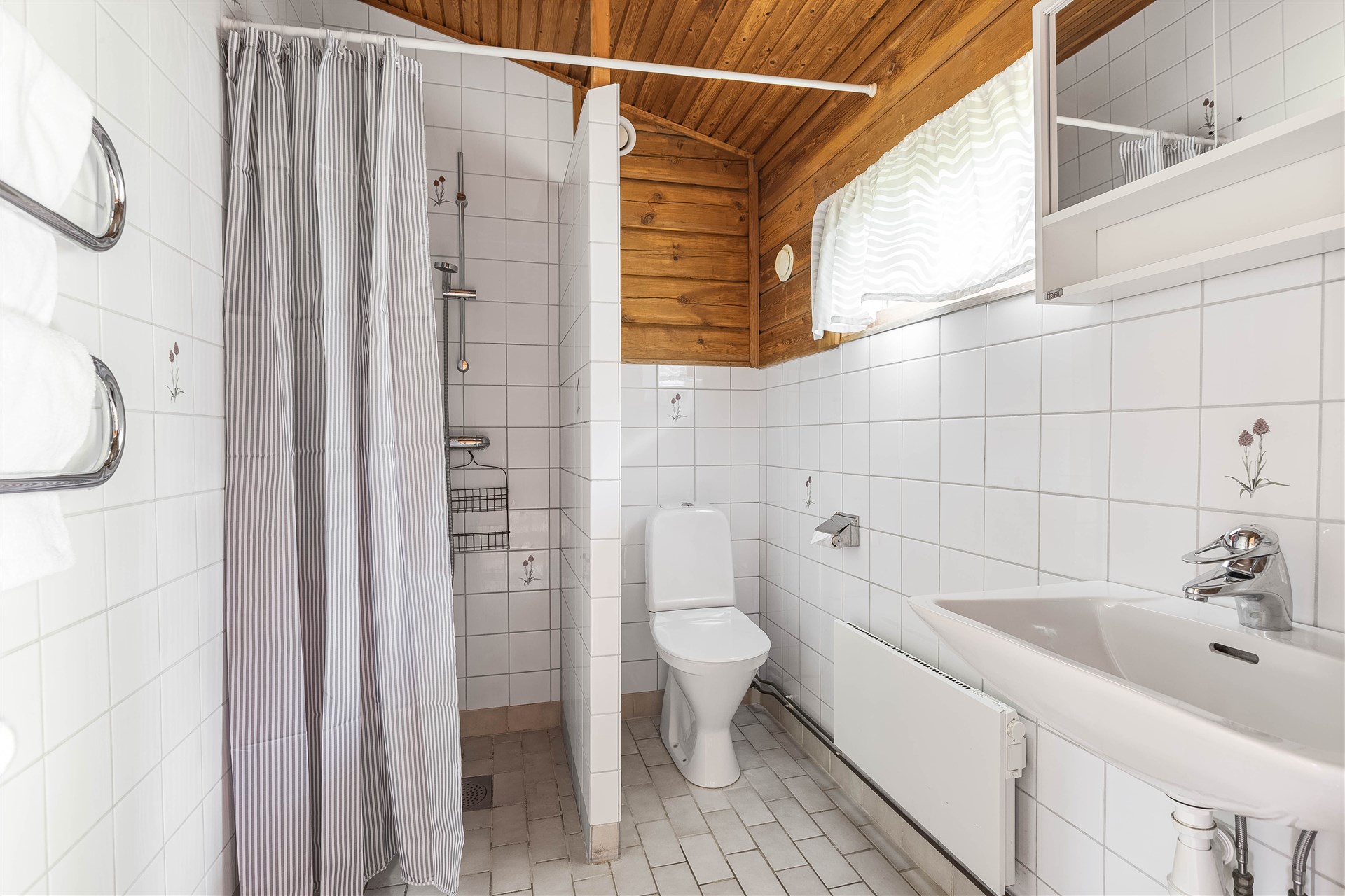 Badrum med dusch och wc