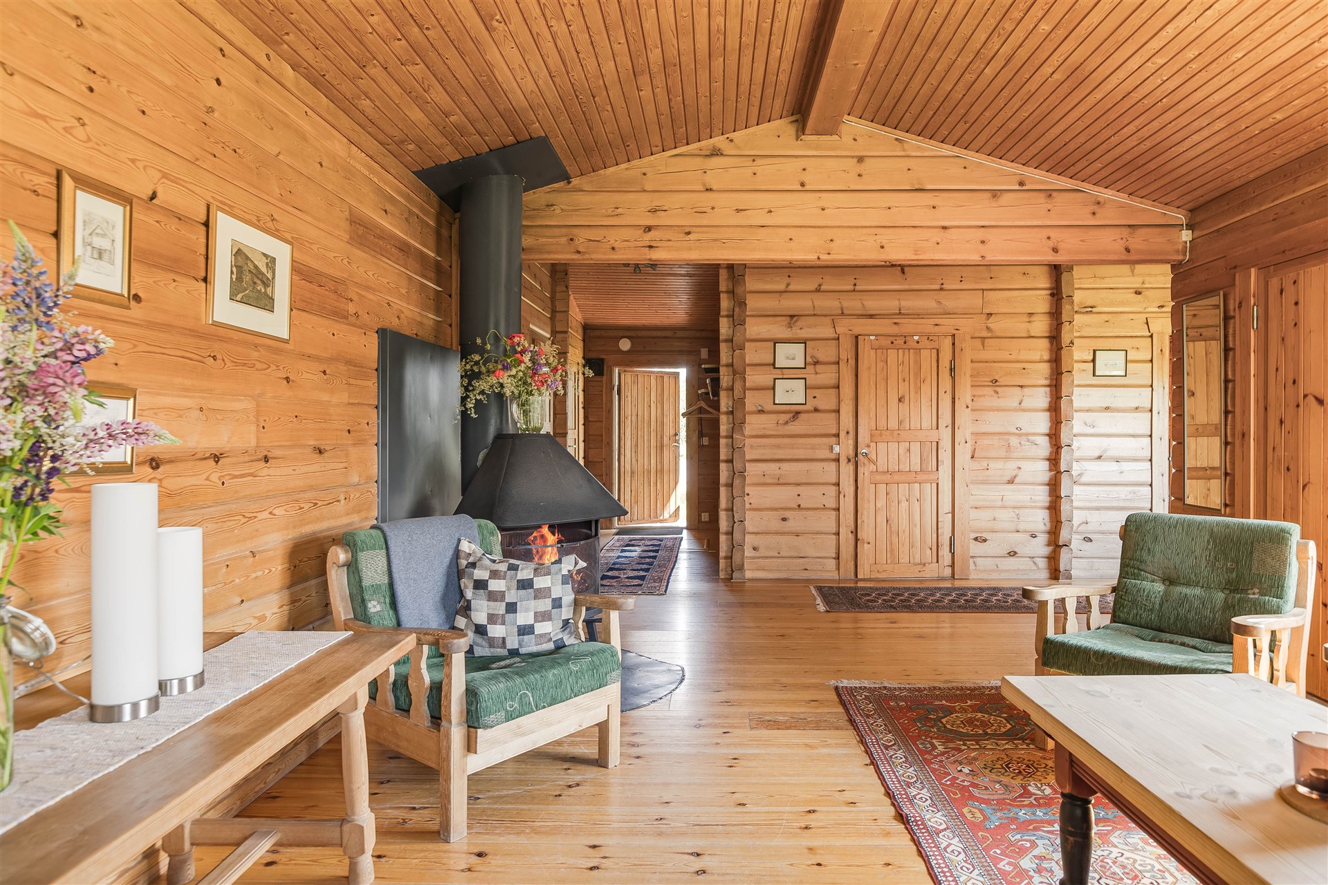 Öppen planlösning med kamin