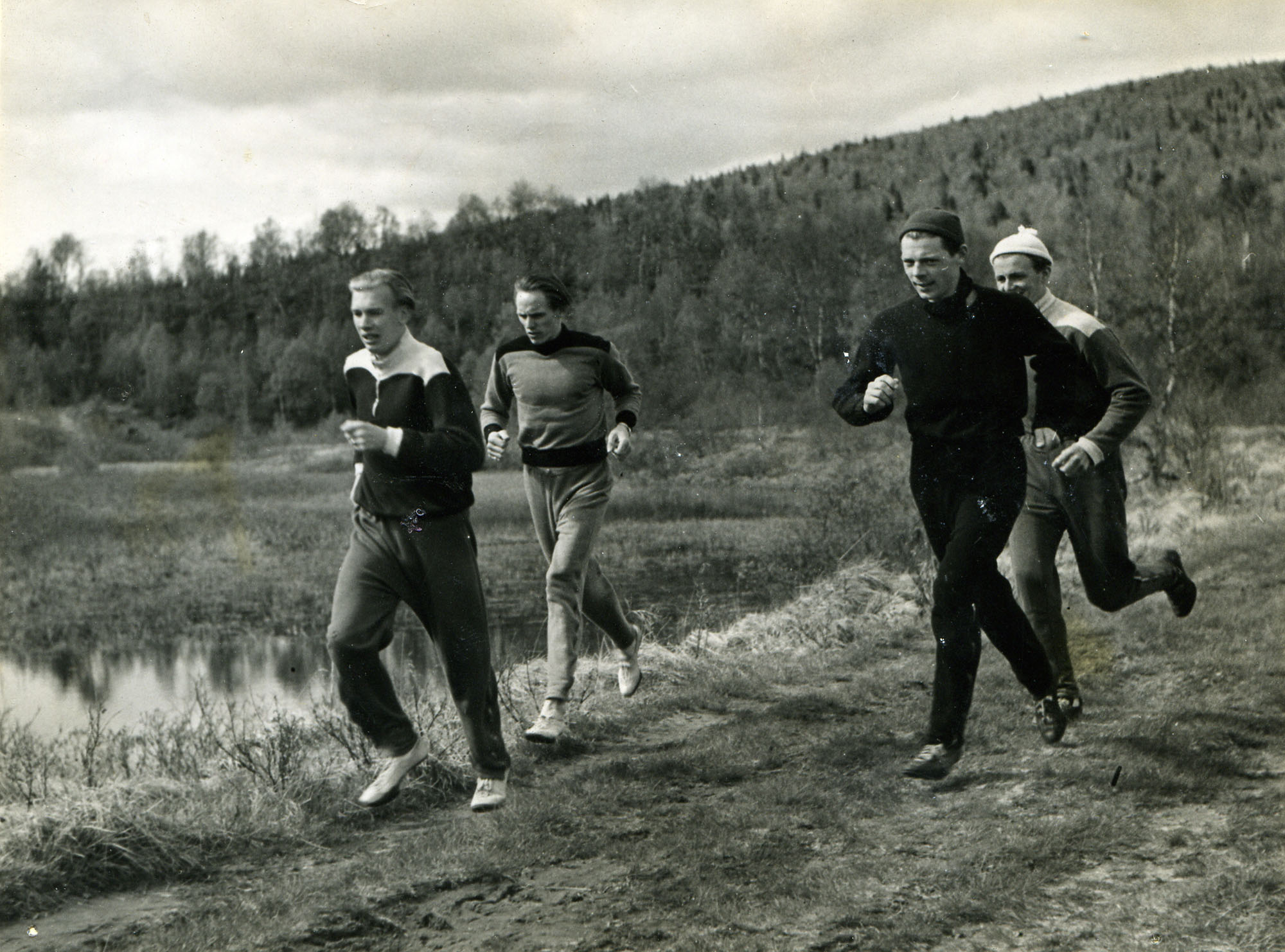 Historisk bild från Vålådalen - löpare i träning i fjällmiljön